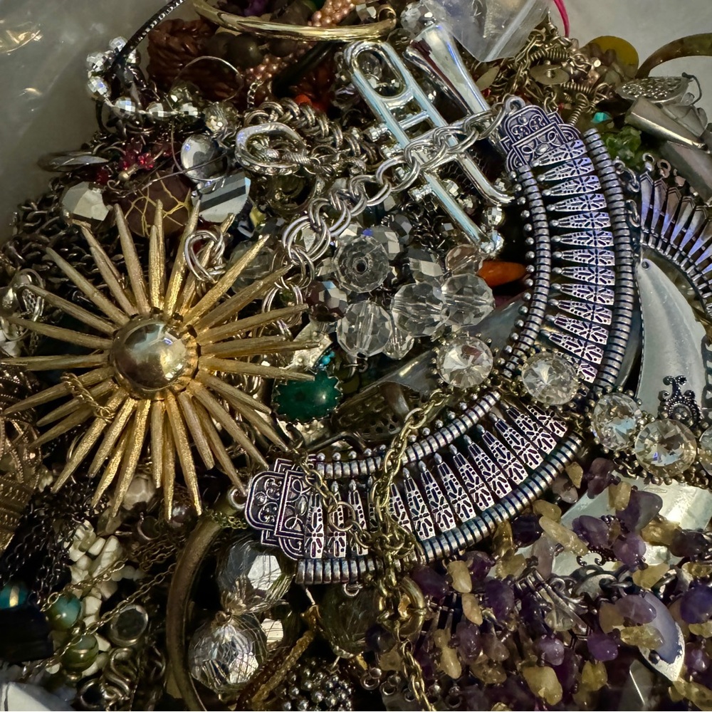 Huge 5 LB “POSH PERFECTLY” jewelry mystery box~ Gold & Silver jewelry - Picture 3 of 11